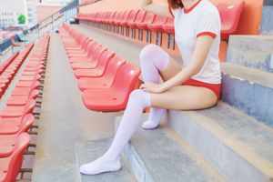[Wind Field] NO.132 La soie blanche aux genoux d'une fille en tenue de sport
