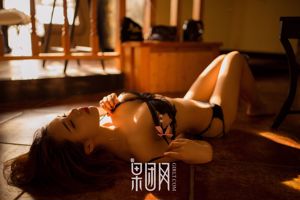 "Blond meisje onthult stoutmoedig haar borsten, mooie ruggen, tailles en heupen" [Fruituan Girlt] Xiong Chuan Jixin No.004