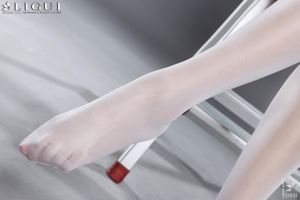 [丽柜贵足LiGui] Model Si Qi "White Silk Nurse" Beautiful Legs and Feet Photo Picture