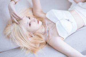 [Net Red COSER Photo] Blogerka anime Nan Tao Momoko - biały mundur