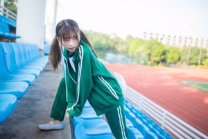 Kitaro_Kitaro "Cô gái mặc đồ thể thao màu xanh lá cây"