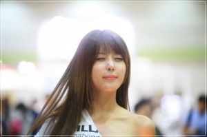 Xu Yunmei-seksowne białe dżinsowe szorty Street Auto Show [Korea Booth Beauty] Photo Picture
