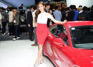 Fotocollectie van de "Red Skirt Series at Auto Show" van het Koreaanse automodel Cui Xingya / Cui Xinger